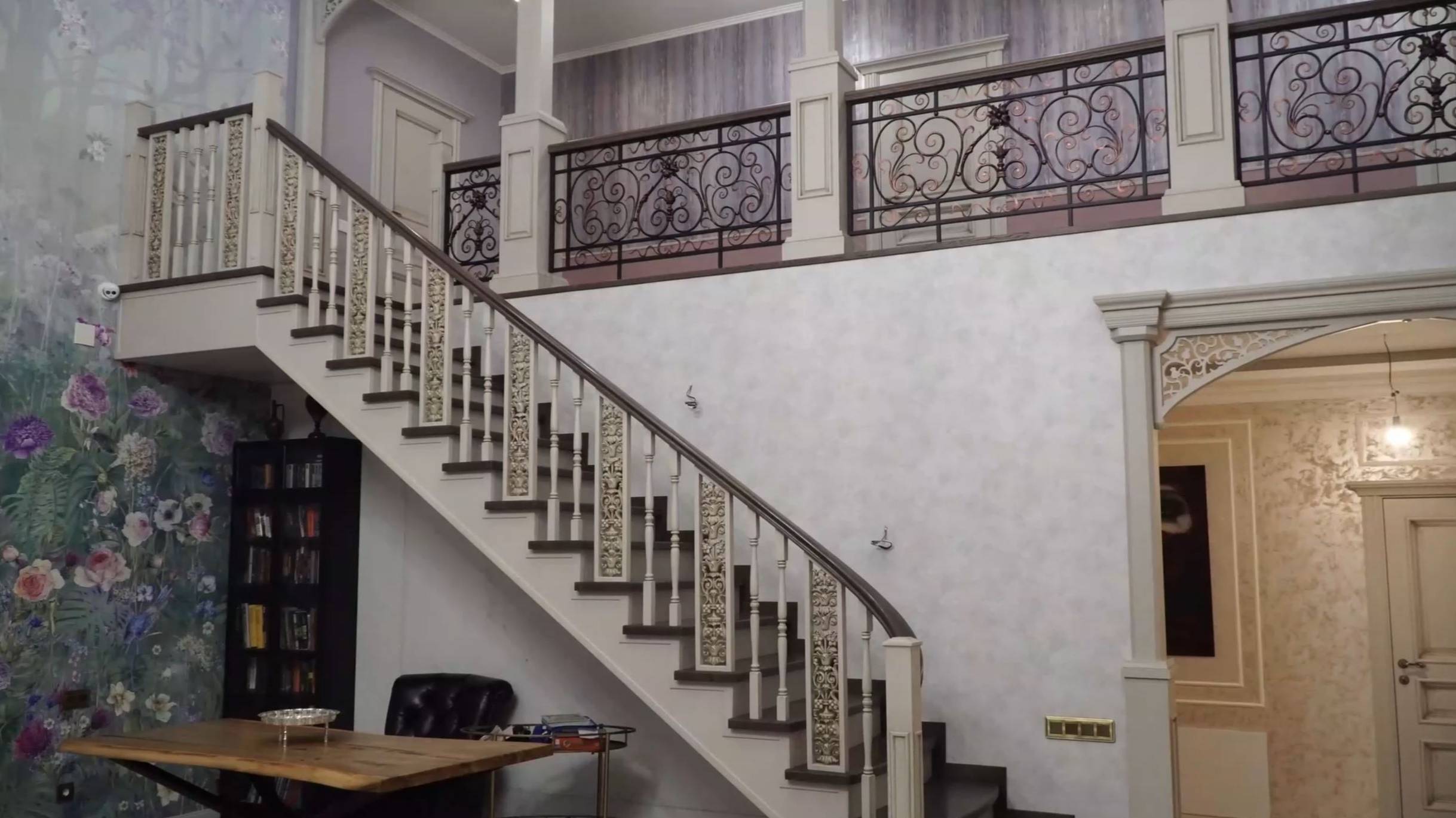 Обзор лестницы на металлокаркасе в посёлке Алтан. Заказать лестницу в Казани