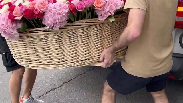 Огромная корзина с цветами