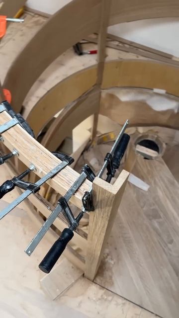 Склейка радиусных перил лестницы на объекте.