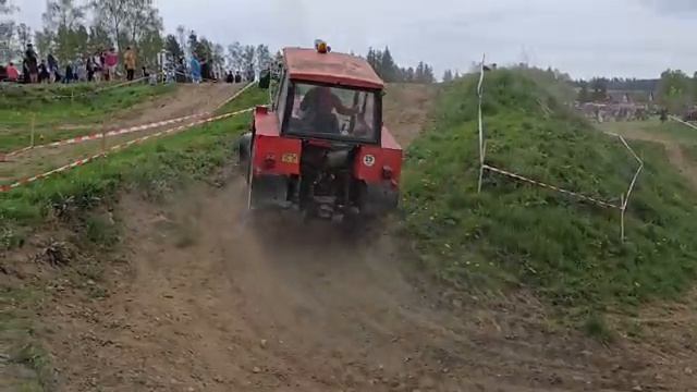 БЕШЕНЫЕ ГОНКИ на ТРАКТОРАХ по ГРЯЗИ!💥 Трюки, заносы и мощь | Трактор-драг | Mud Tractor Racing