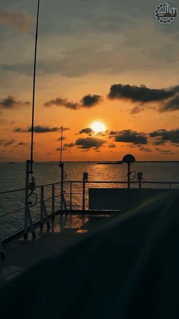 😍🌅 Минуты наслаждения для моряка - штиль и красивый закат в конце рабочего дня