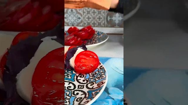 Салат "Капрезе" из нашей моцареллы.