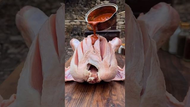 🦃🪵 Приготовление ИДЕАЛЬНОЙ праздничной ИНДЕЙКИ на природе выглядит очень аппетитно
