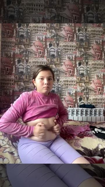 Много села пиццы роллов и выпила  3 л колы