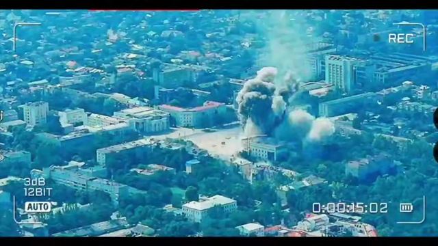 ОТВЕТ РОССИИ: момент прилёта двух планирующих бомб по зданию областной администрации в Херсоне.