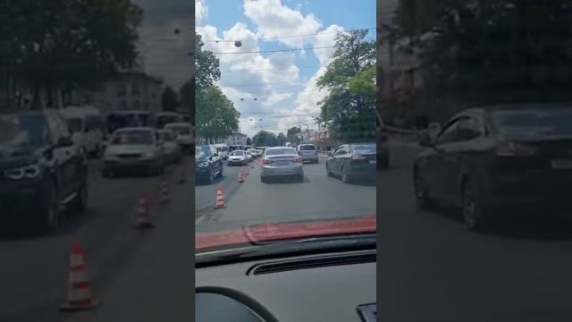 Моя самая лучшая знакомая Солнечный Крым ездит по Симферополю  и на дороге стройки