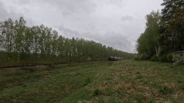 Тепловоз ЧМЭ3-2576 с электровозом ЭП1М-812 и вагонами на ли