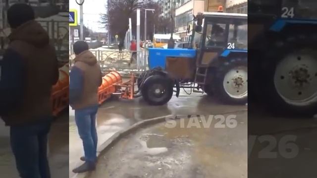 В Ставрополе дождевую воду убирают снегоуборочной те?