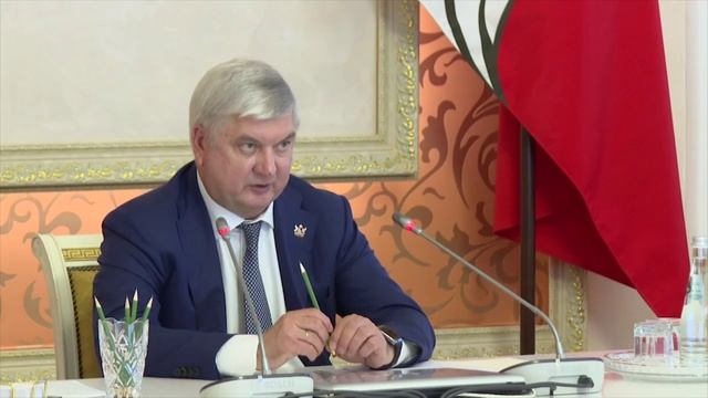 Губернатор Гусев поручил опираться на соцопросы при оценке эффективности работы органов власти