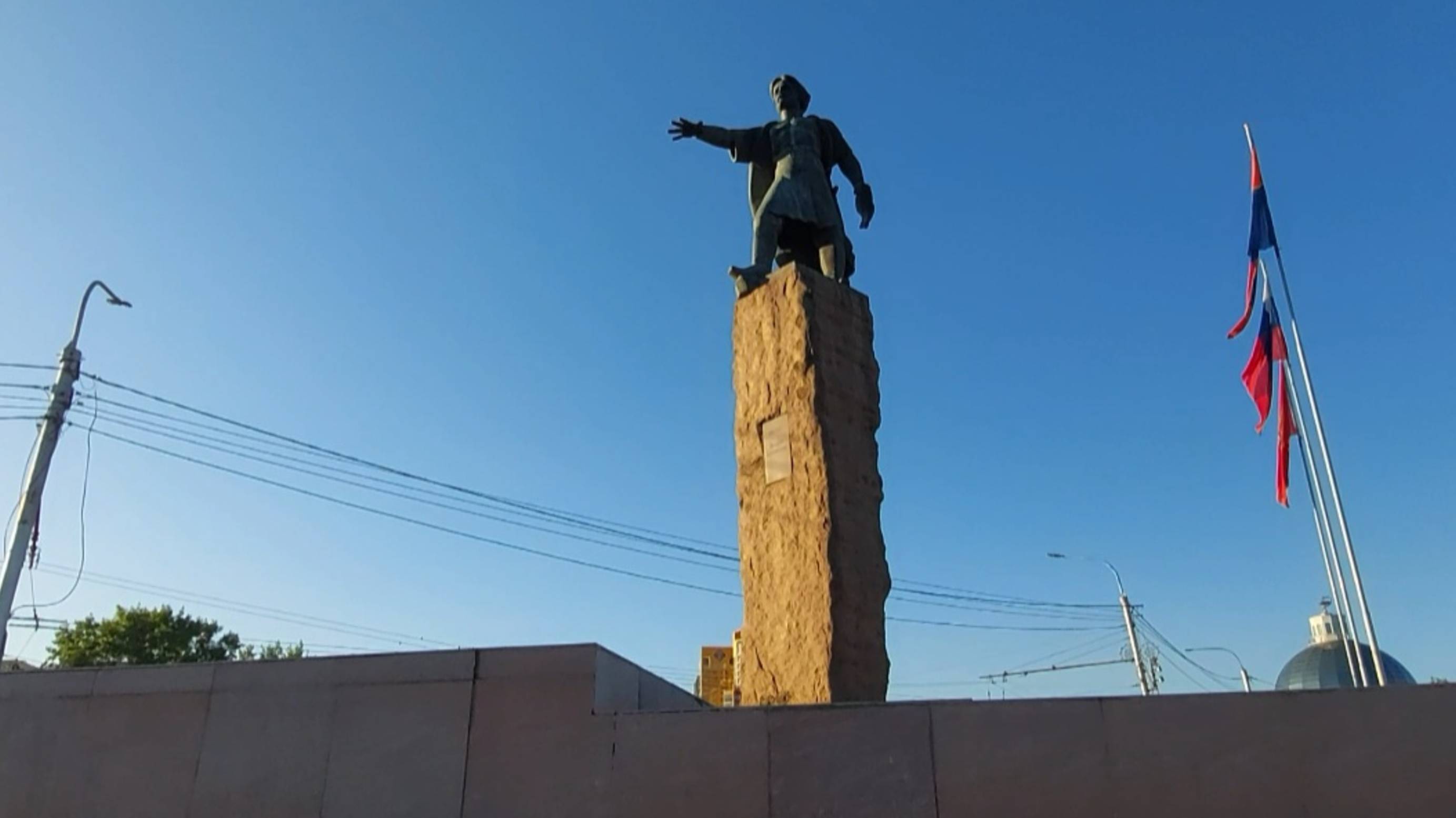 Памятник АНДРЕЮ ДУБЕНСКОМУ -основателю КРАСНОЯРСКА. Торговый комплекс КОМСОМОЛ