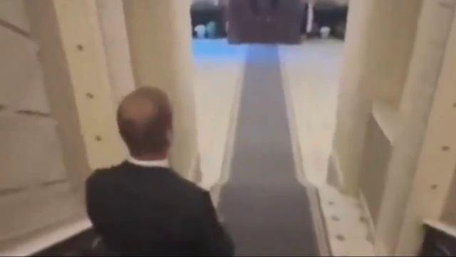 Депутат Латвии на заседании перешел на русский язык и жестом послал все правительство русофобов!