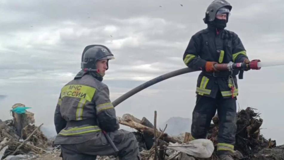 Пожар охватил мусорный полигон на площади 2000 "квадратов" в Чите