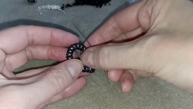 Колье из бисера и Риволи. Квадратный жгут