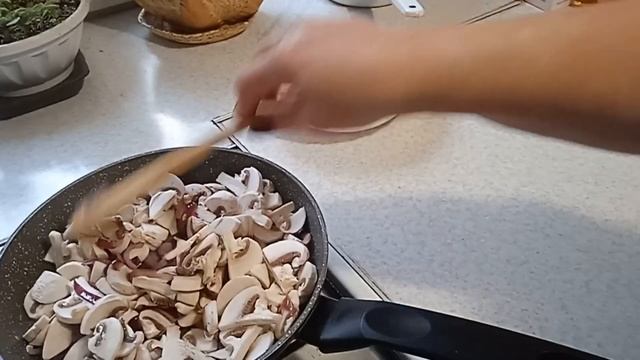 Салат с фасолью и  грибами, вкуснятина.