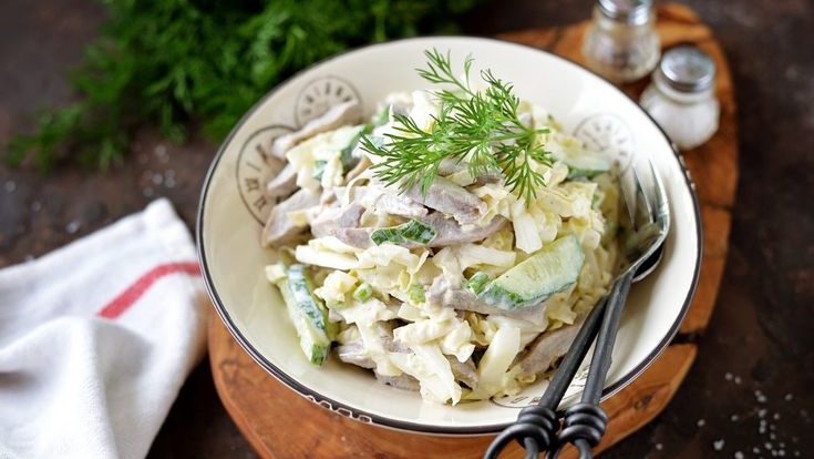 САЛАТ С ПЕКИНСКОЙ КАПУСТОЙ, ОГУРЦОМ, ЯЙЦОМ И СОУСОМ
