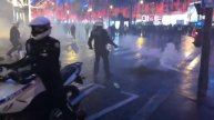 GILET JAUNE ACTE 6 URGENT ⚠️Un policier dégaine son arme sur les Champs-Élysées.