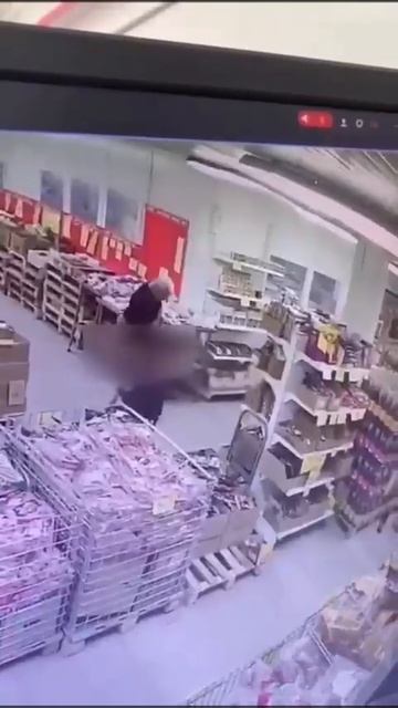 В Рязани мужчина наложил кучу прямо в торговом зале и сбежал