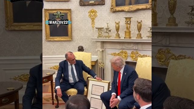 Канцлер Германии Фридрих #Мерц во время визита в Вашингтон подарил президенту США Дональду Трампу