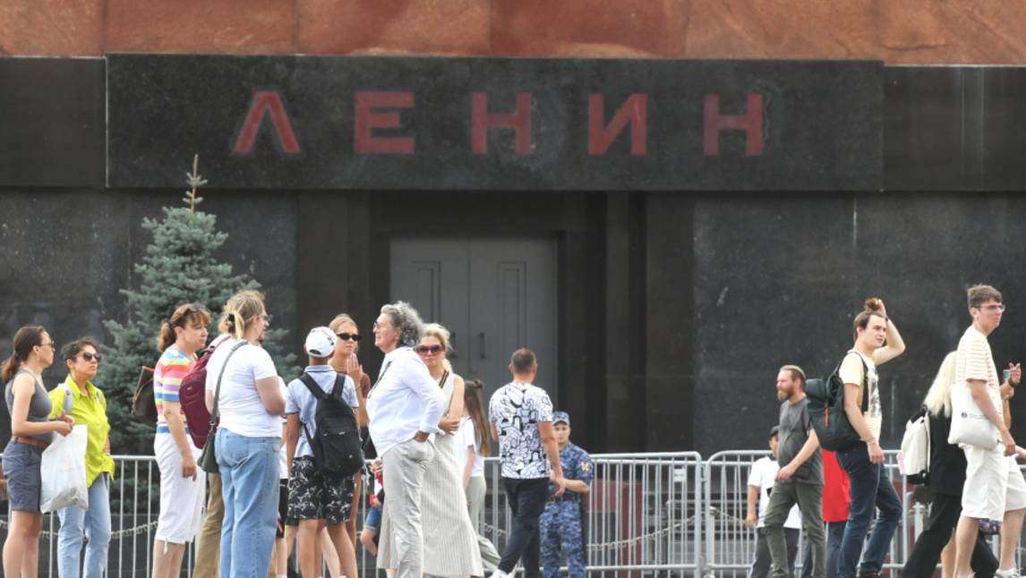 Огромная очередь выстроилась в мавзолей на Красной площади перед закрытием