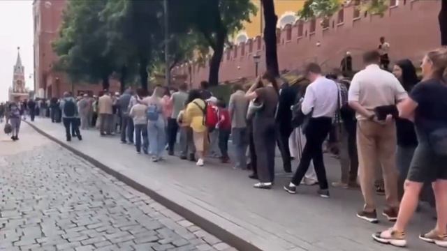 👀 Огромная очередь выстроилась у Мавзолея Ленина на Красной площади в Москве.