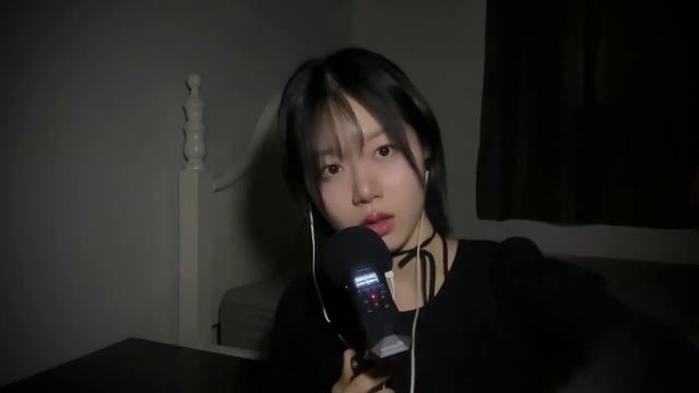 dossy ASMR. Тихий голос, звуки рта, движения рук, триггерные слова.