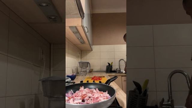 Микола сьогодні готує карбонара без жовтків