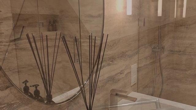 Душевые кабинки, которых не видно как стекло меняет пространство