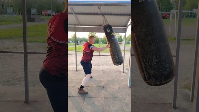 Бью грушу.