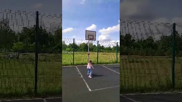 Играю с сестрёнкой