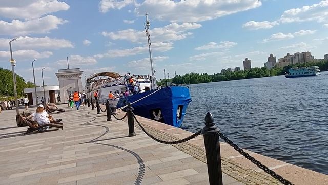 Прогулочные теплоходы Северный Речной вокзал Москва. Причалы  на набережной Москвы реки