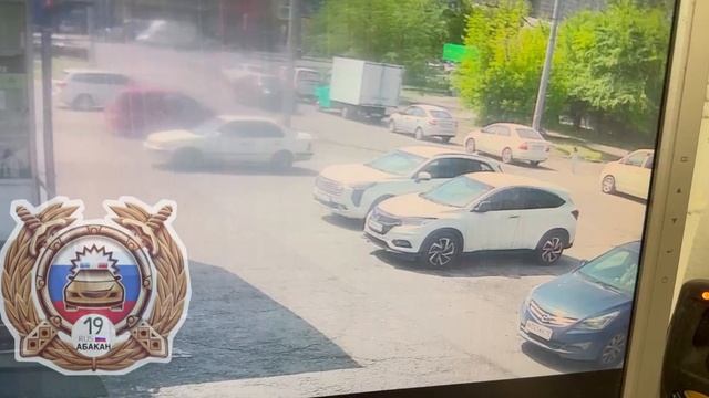 Ребенок выбежал на дорогу и попал под машину