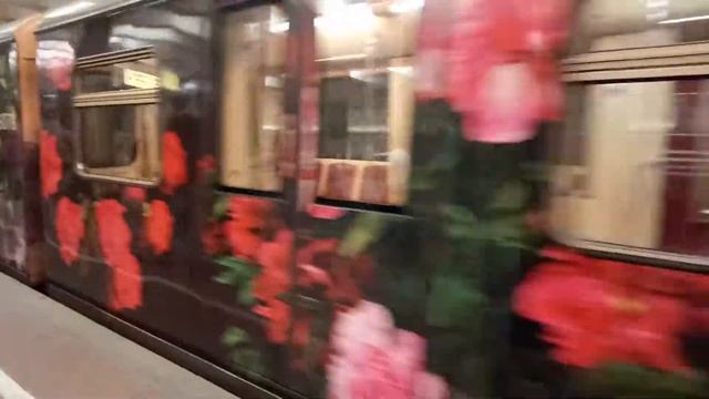 Тематический вагон метро с цветами. Москва.