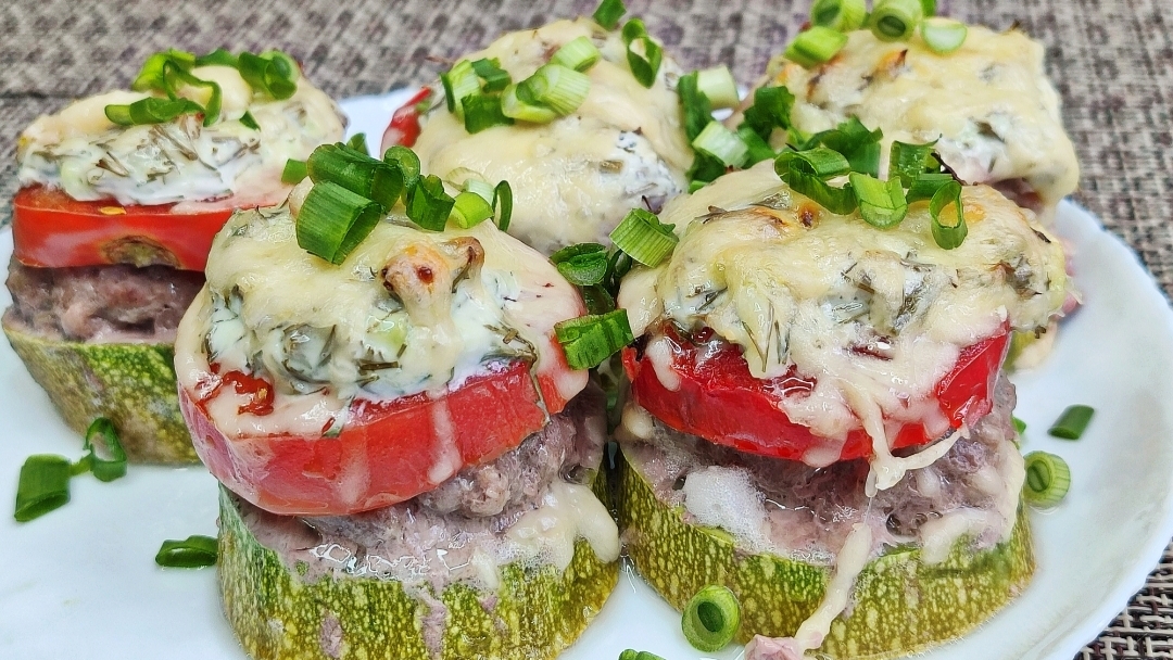 Кабачки с фаршем ,помидорами и сыром. Запечённые в духовке.