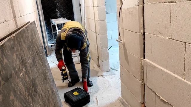 ОПРЕДЕЛЯНЕ ДЕБЕЛИНА НА ПОДОВА ЗАМАСКА С ЛАЗЕРЕН НИВЕЛ