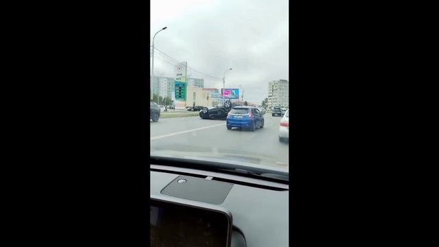 Движение затруднено: Lexus перевернулся на Тихоокеанской