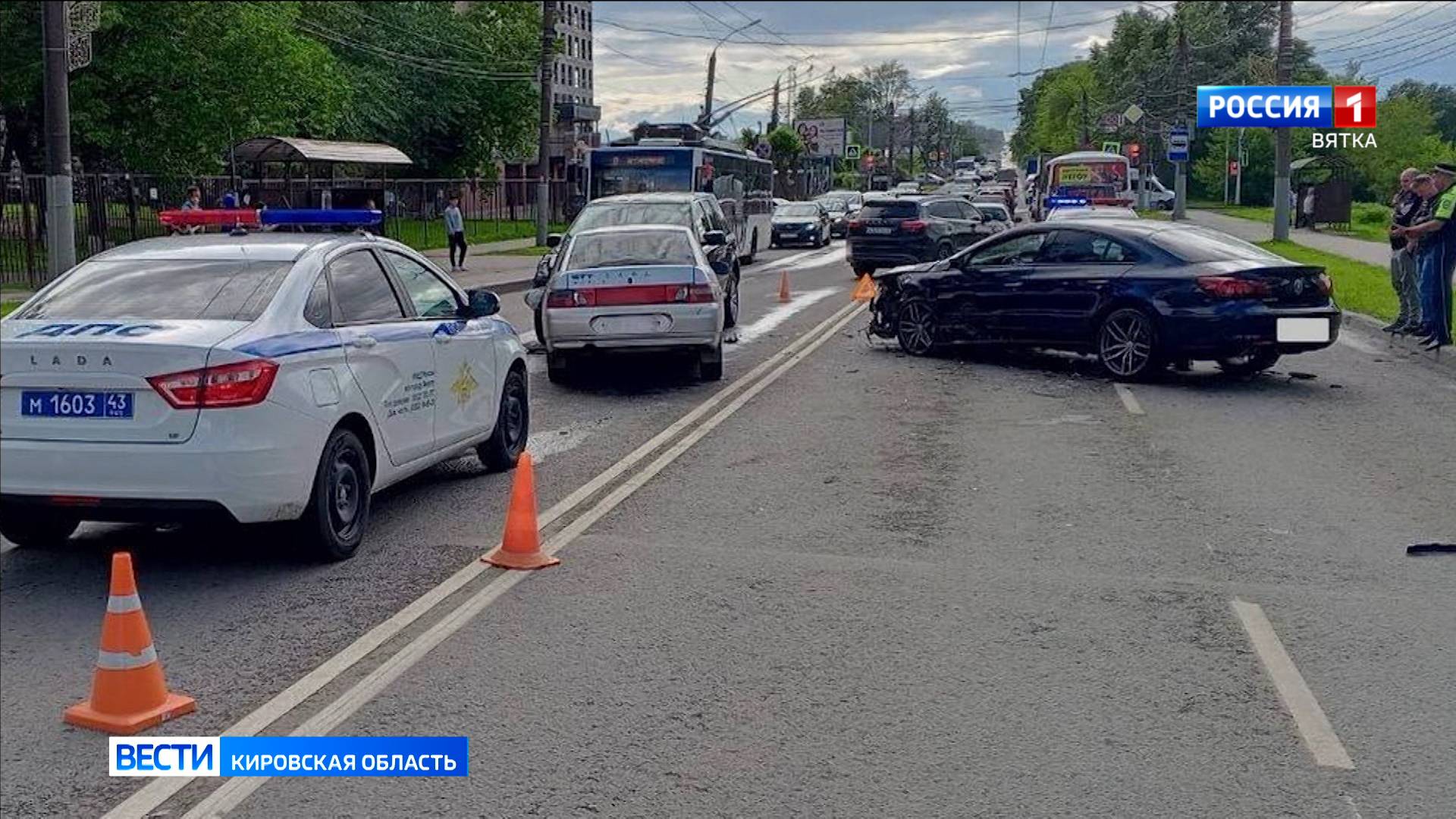 В Кирове на Московской столкнулись три автомобиля
