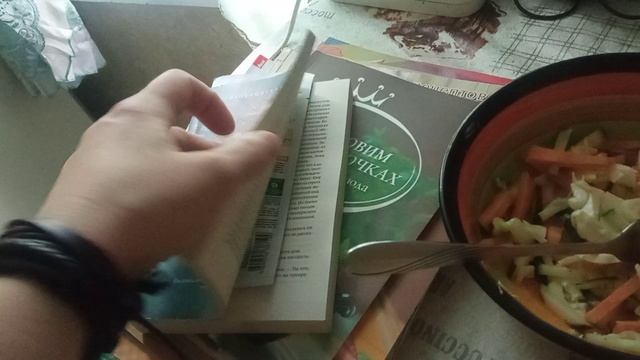 Завтрак с книгой: лепёшка, яичница, плохие новости и кулинарное старьё)