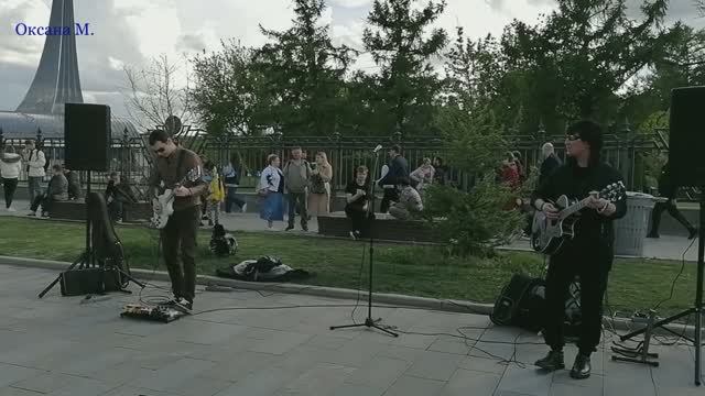Уличное выступление музыкальной группы Игра