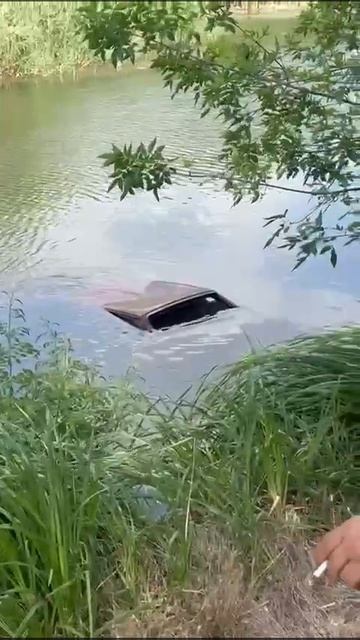 4 ТРУПА: автомобиль в воде нашли отдыхающие на пляже у подвесного моста на Намыве в Белой Калитве.