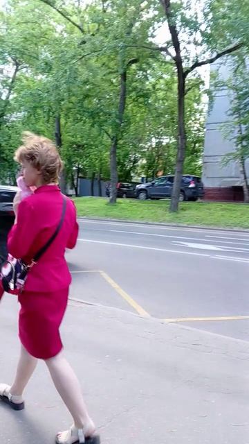 Я увидел на улице девушку у которой в руках Labubu - та самая Лабубу.