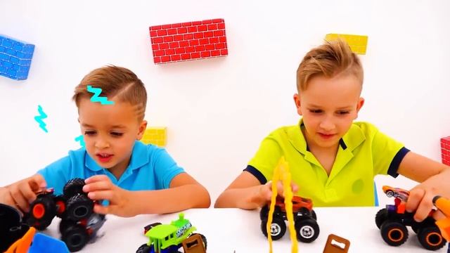 Влад и Никита играют с игрушечными машинками