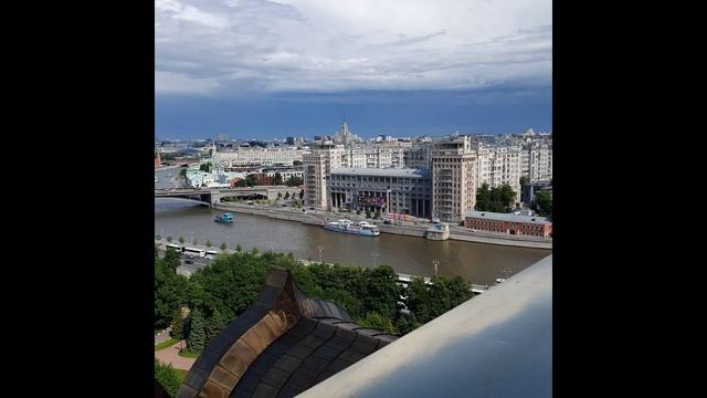 Вид со смотровой площадки Храма Христа Спасителя в сторону Московского Кремля