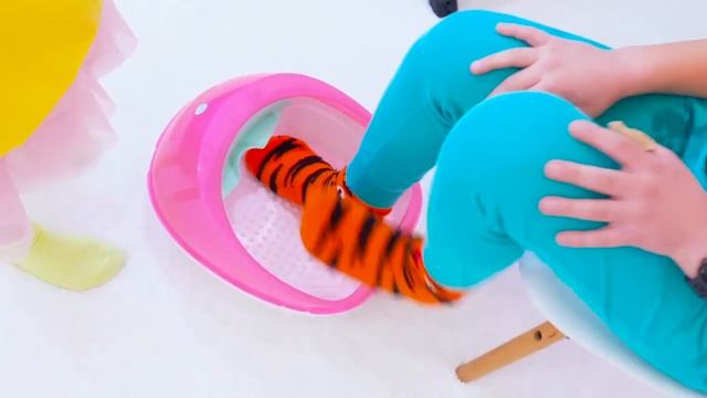 Мисс Кэйти и Мистер Макс (Miss Katy) Кэти притворяется, что играет в косметический салон