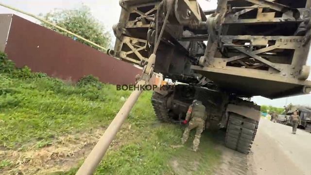 Эвакуация M1A1SA Abrams, брошенного возле села Заолешенка, и мостоукладчика M60 AVLB, брошенного...
