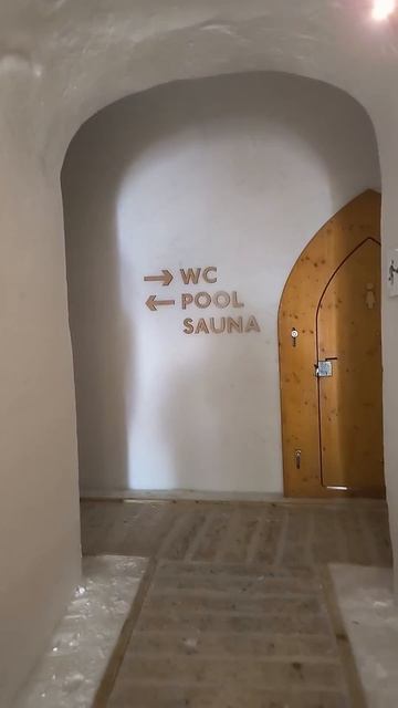 Отель из снега и льда. В отеле есть сауна и бассейн с ги