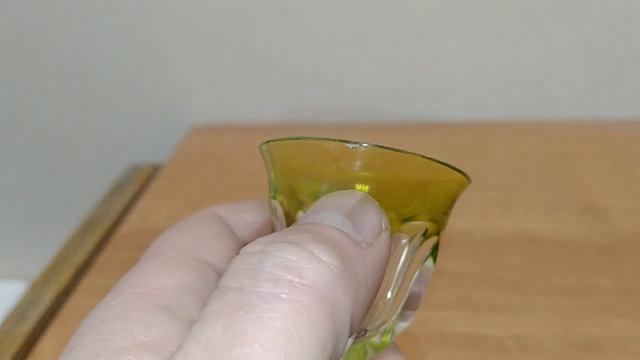 рюмка жёлтое стекло резное