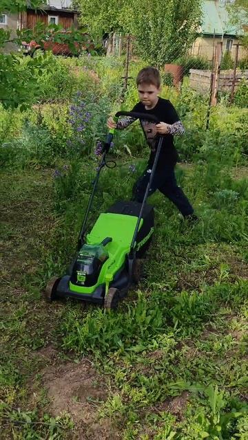 Газонокосилка аккумуляторная Greenworks GD24LM33, справиться даже ребёнок
