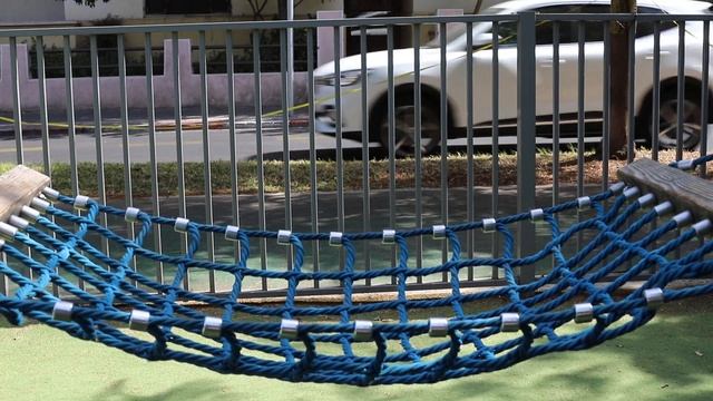 гамак в центре города     hammock in the city center