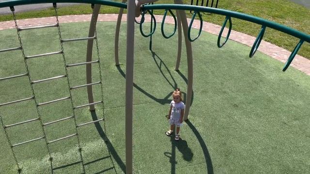 Alisa-pusik is little angel on the playground/ en el patio de recreo/маленький ангел