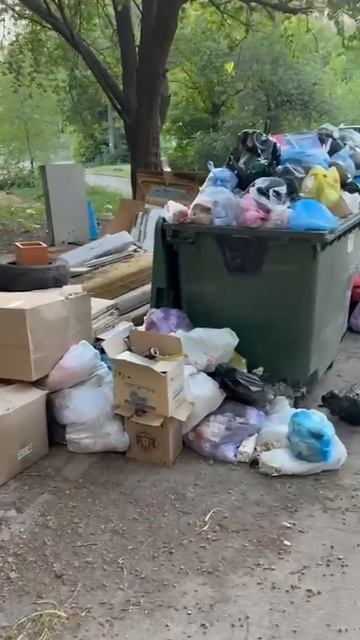 Свалка мусора возле 62 дома на ул. Словацкой в Донецке